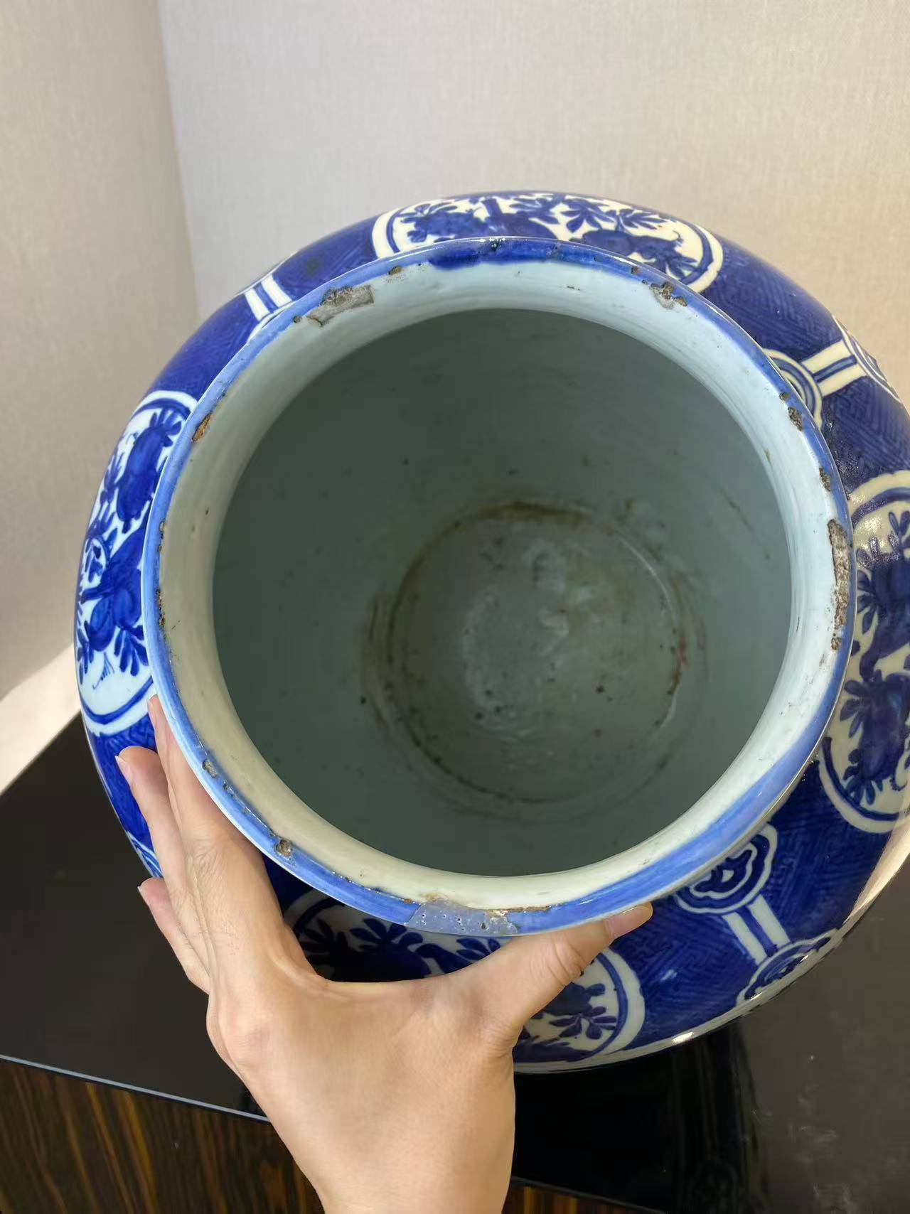 青花锦地开窗洞石花鸟纹大罐