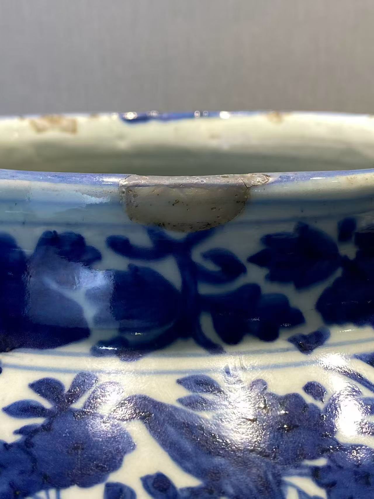 青花锦地开窗洞石花鸟纹大罐