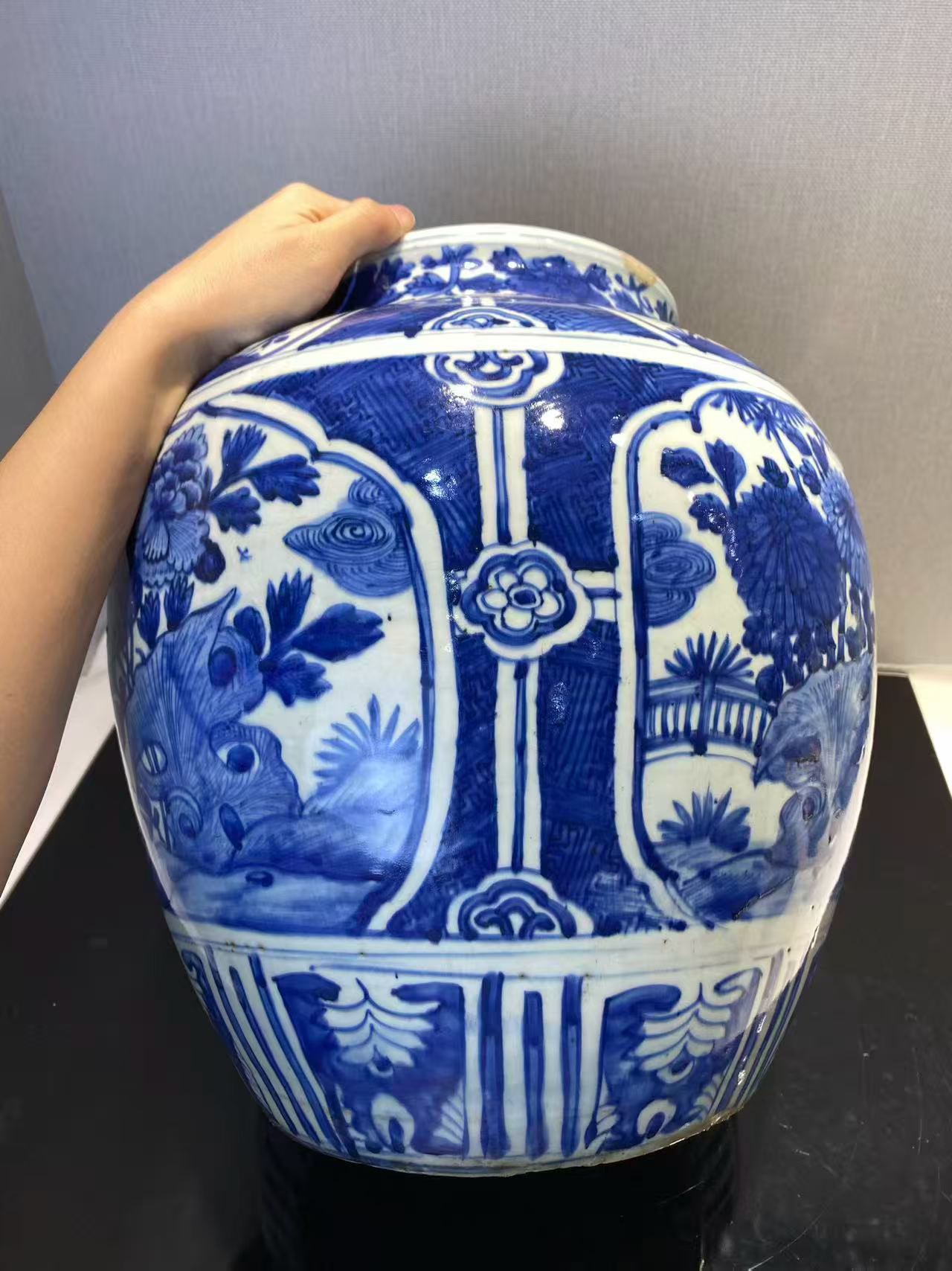 青花锦地开窗洞石花鸟纹大罐