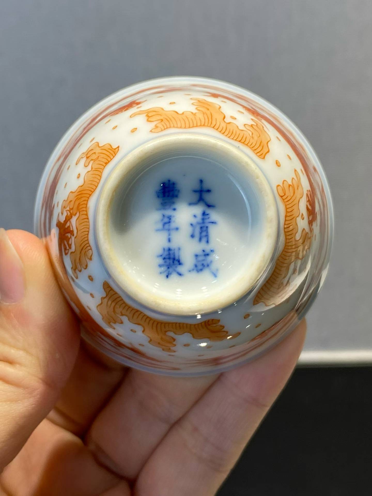矾红双龙戏珠纹杯