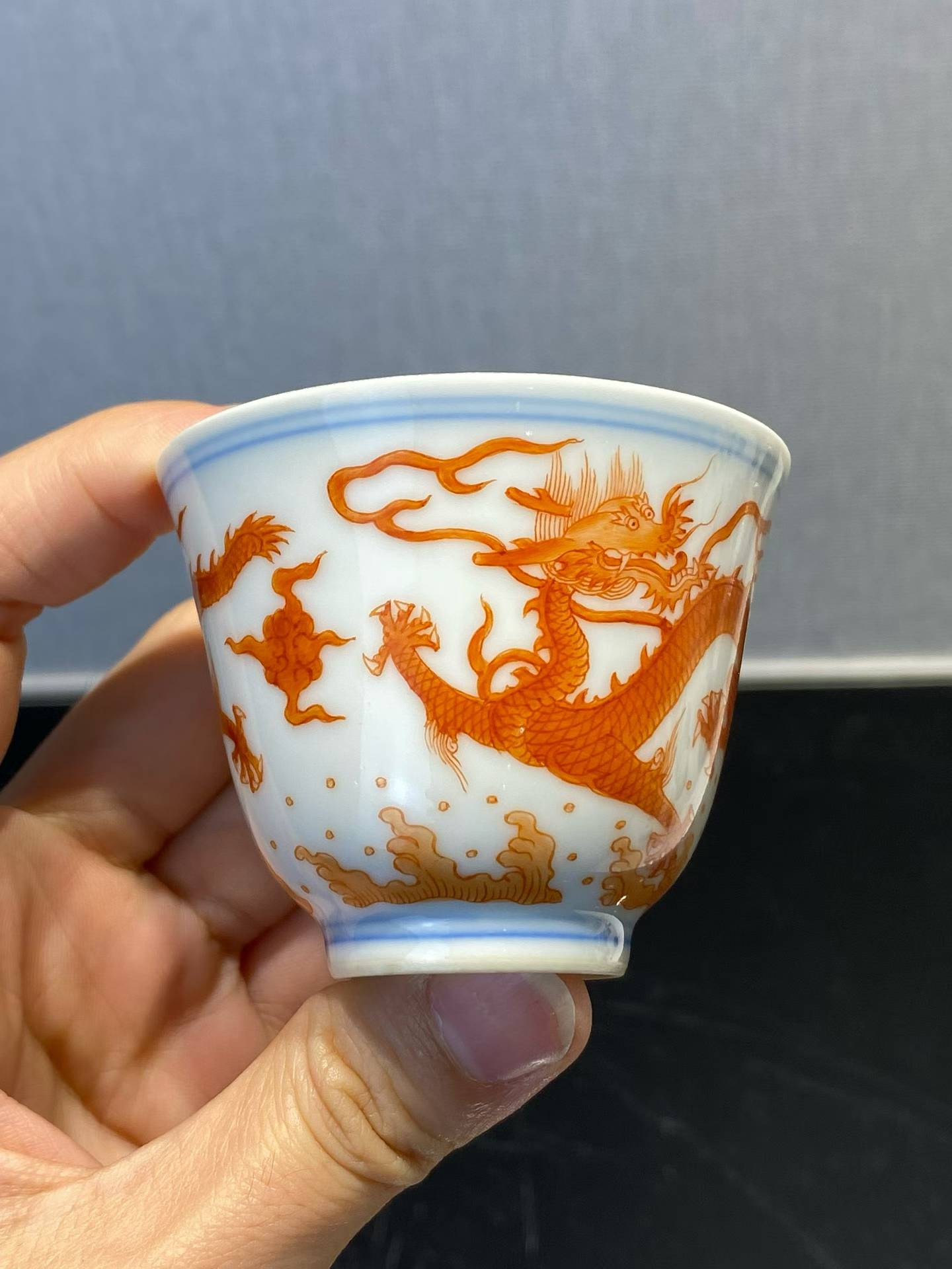 矾红双龙戏珠纹杯