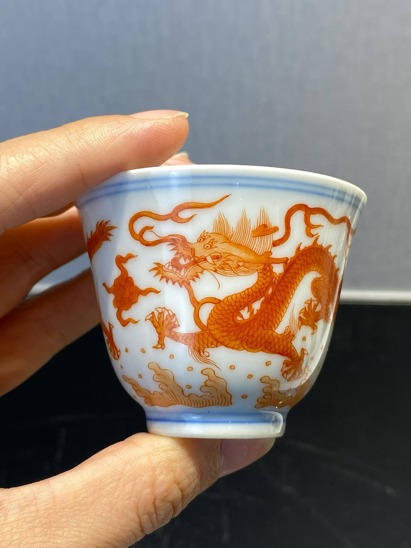 矾红双龙戏珠纹杯