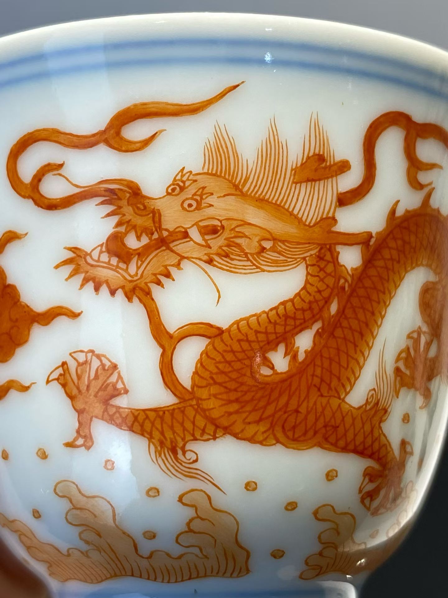矾红双龙戏珠纹杯