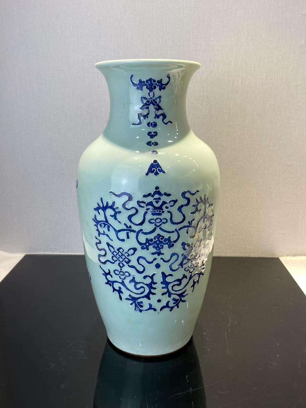 豆青地青花福寿八吉祥纹萝卜尊