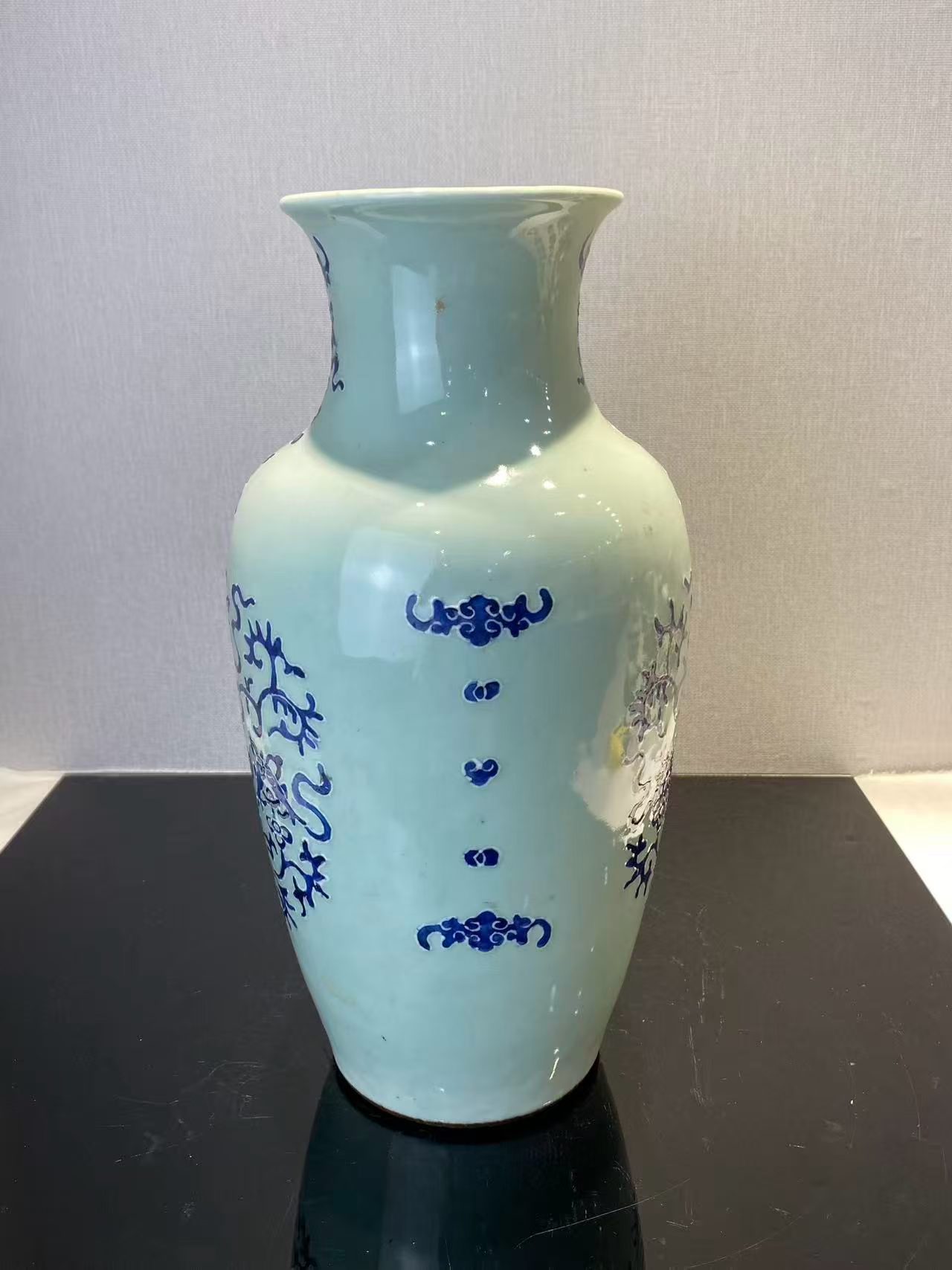 豆青地青花福寿八吉祥纹萝卜尊