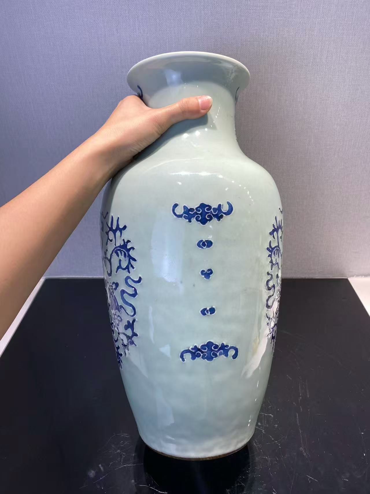 豆青地青花福寿八吉祥纹萝卜尊
