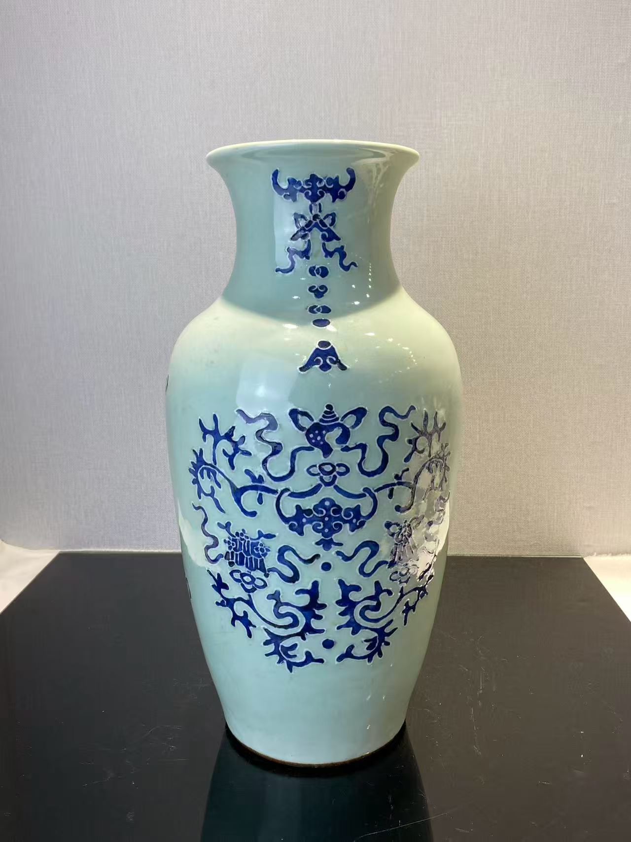 豆青地青花福寿八吉祥纹萝卜尊