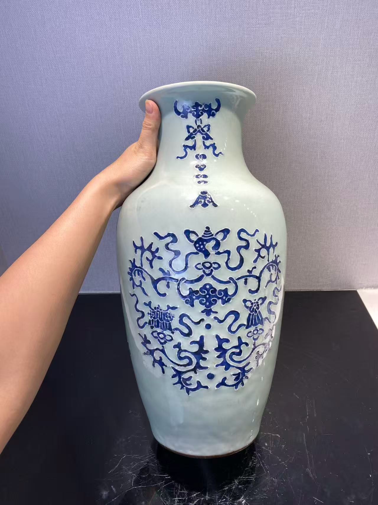 豆青地青花福寿八吉祥纹萝卜尊
