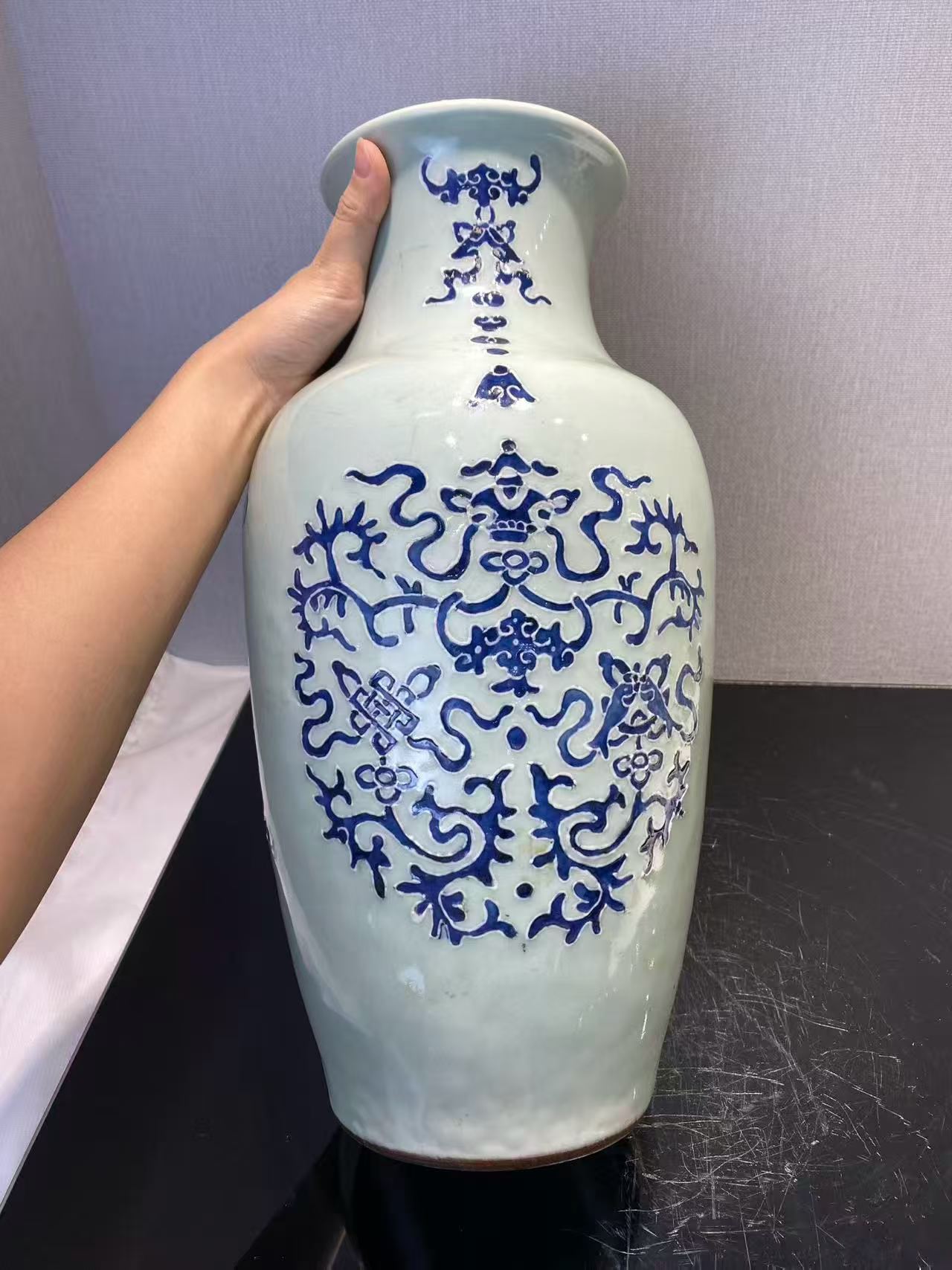 豆青地青花福寿八吉祥纹萝卜尊
