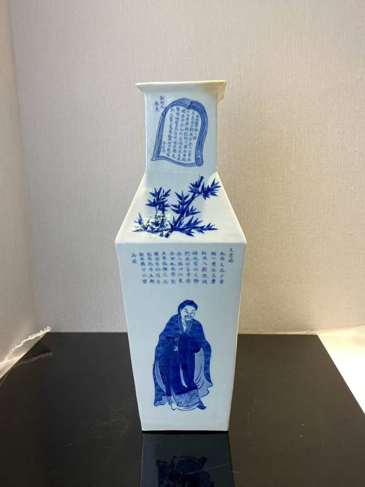 青花无双谱方瓶
